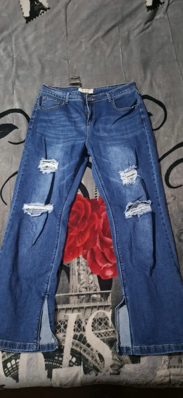 Jeans azules rasgados mujer