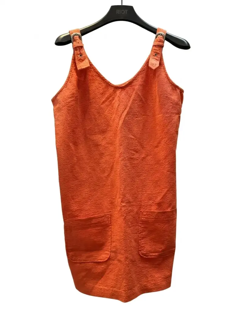 Vestido naranja con tirantes