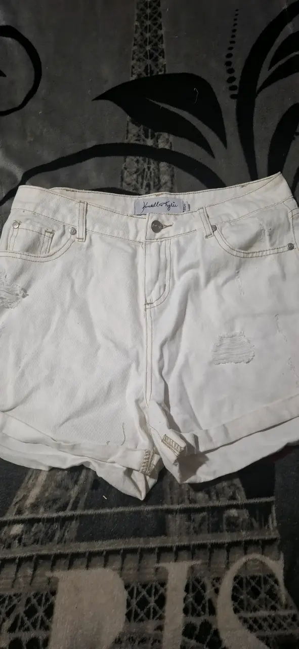 Shorts blancos desgastados