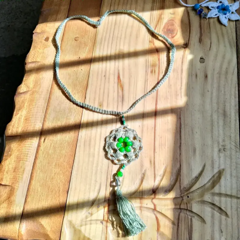 Collar artesanal con plumas - 2