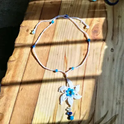 Collar artesanal con plumas - miniatura 3