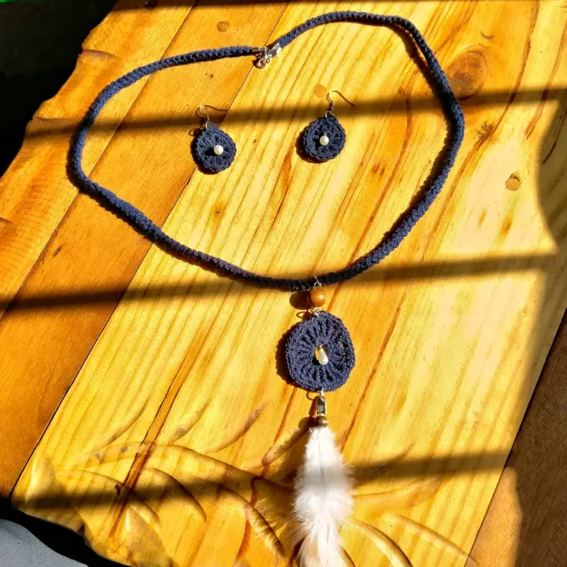 Collar artesanal con plumas - 4
