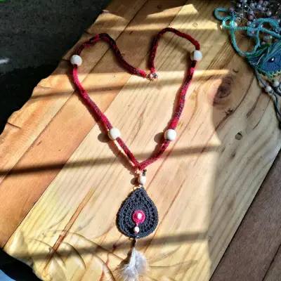 Collar artesanal con plumas - miniatura 5