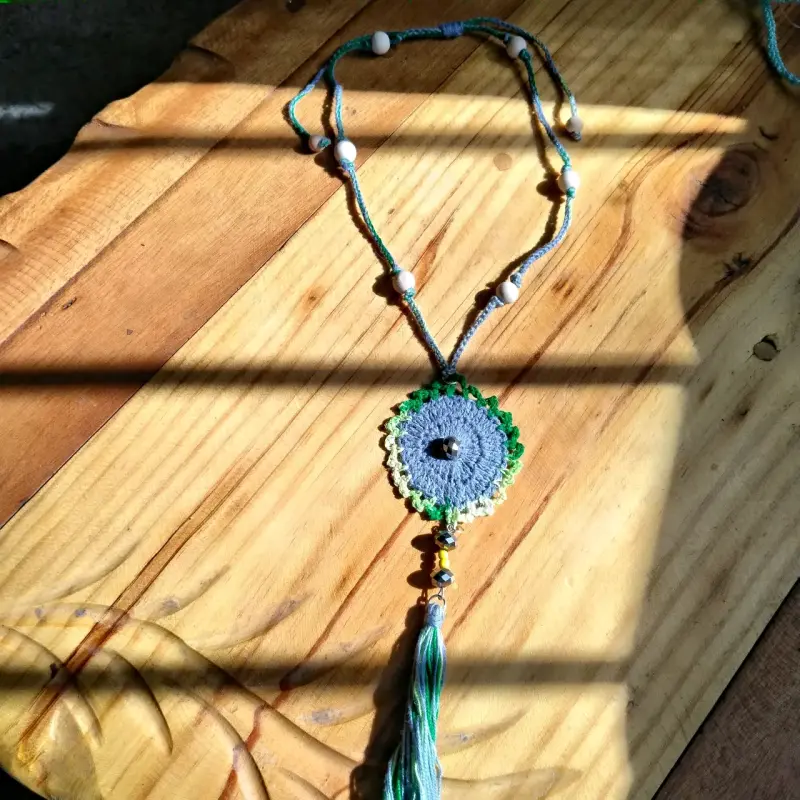 Collar artesanal con plumas - 6