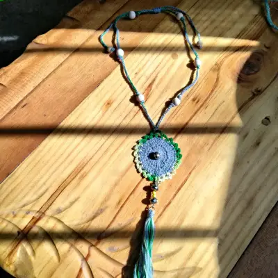 Collar artesanal con plumas - miniatura 6