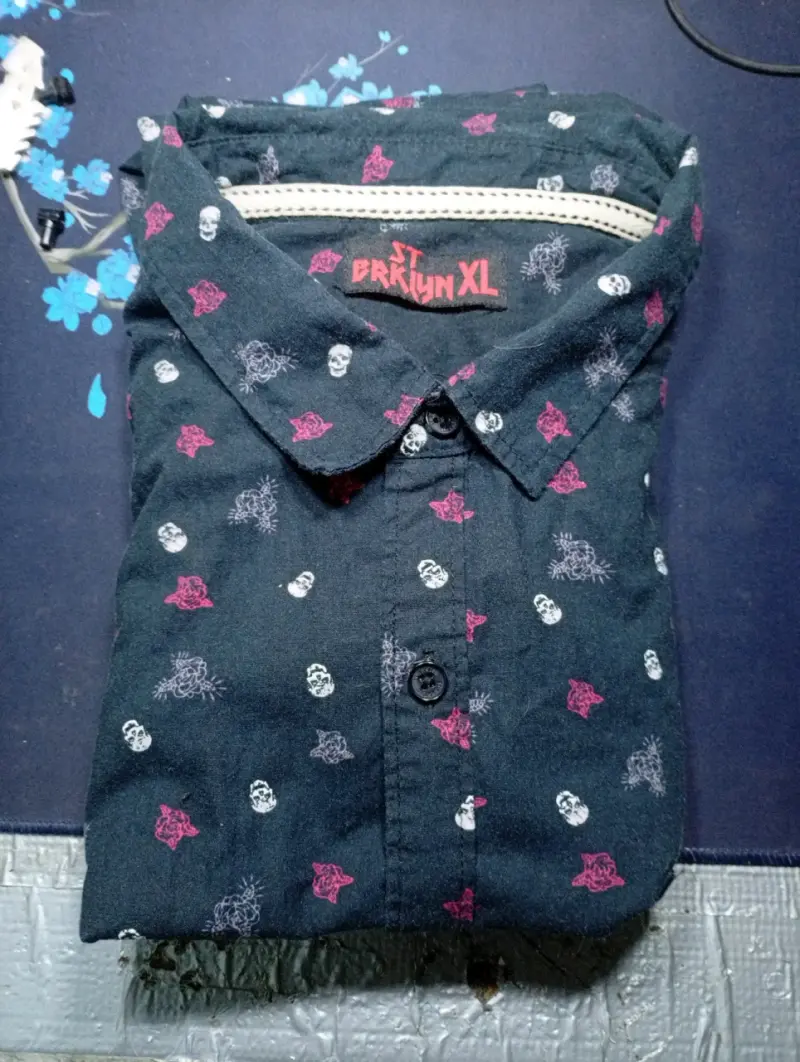 Camisa negra con estampado de calaveras y rosas - 1