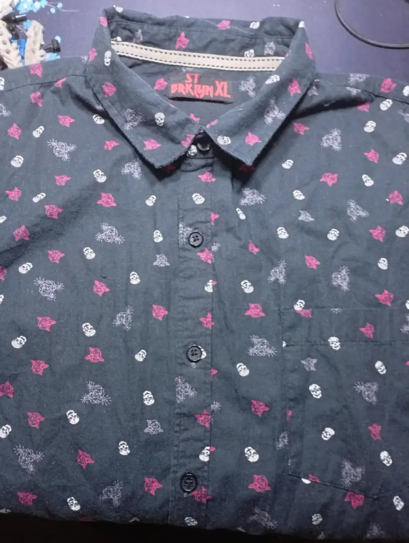 Camisa negra con estampado de calaveras y rosas - 2