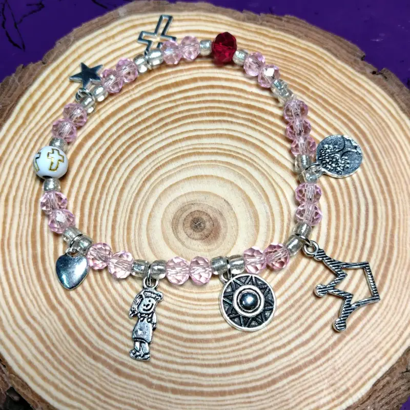 Pulsera con dijes y cuentas rosas - 1