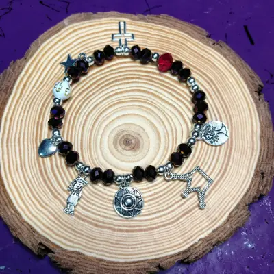 Pulsera con dijes y cuentas rosas - miniatura 4