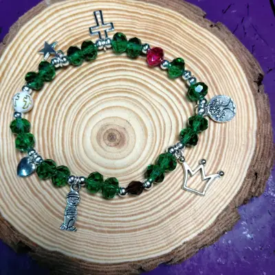 Pulsera con dijes y cuentas rosas - miniatura 5