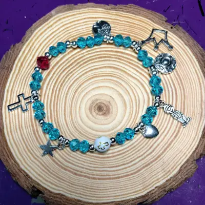 Pulsera con dijes y cuentas rosas - miniatura 6