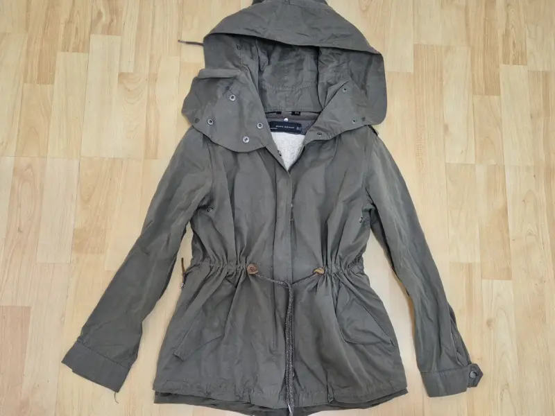 Parka verde con capucha ajustable - 1