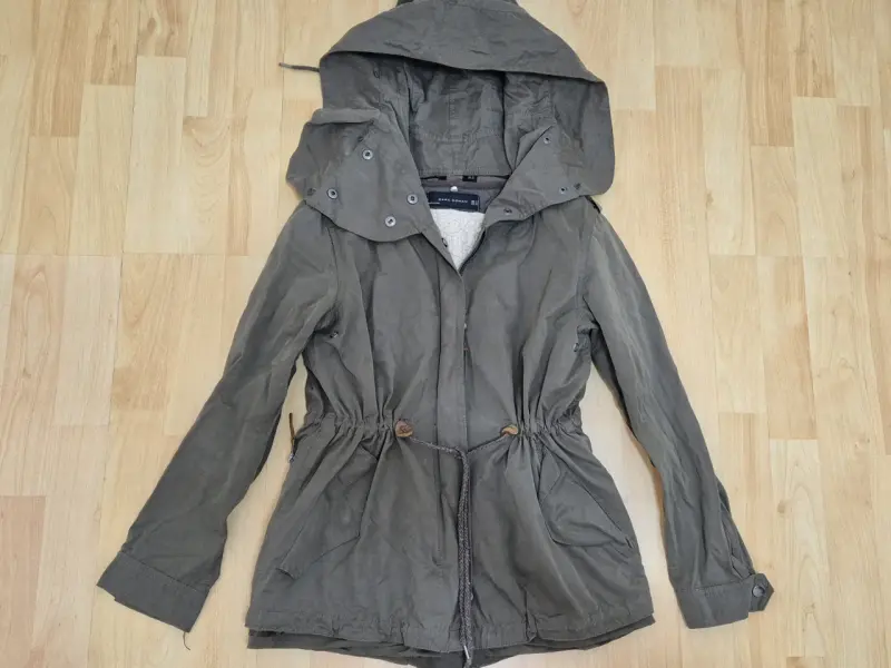 Parka verde con capucha ajustable - 2