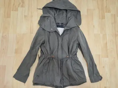 Parka verde con capucha ajustable - miniatura 2