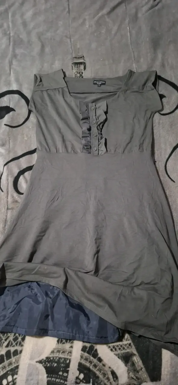 Vestido gris con botones decorativos