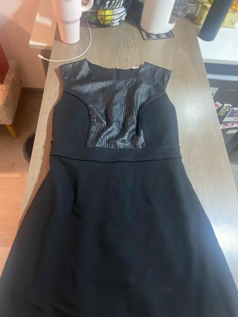 Vestido negro con detalle de cuero - 1