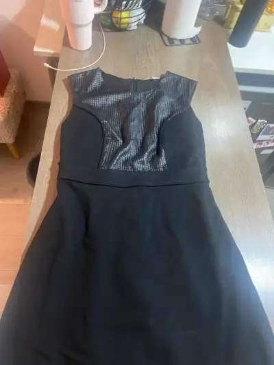 Vestido negro con detalle de cuero - miniatura 1