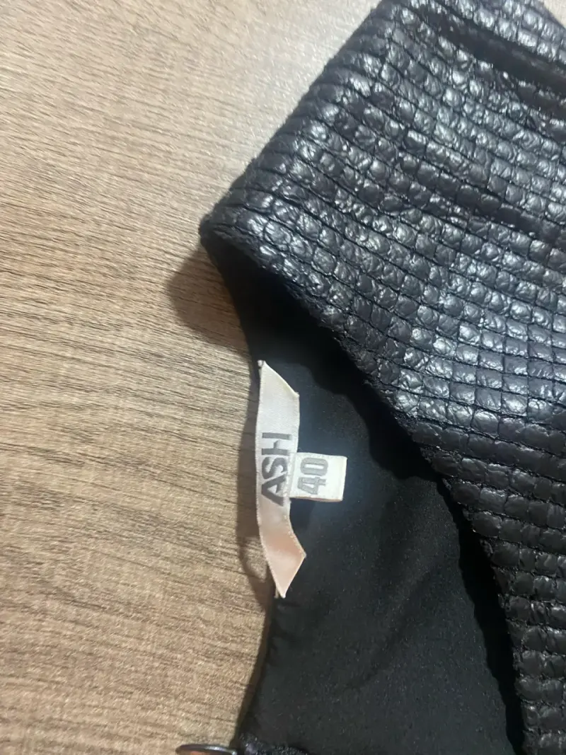 Vestido negro con detalle de cuero - 2