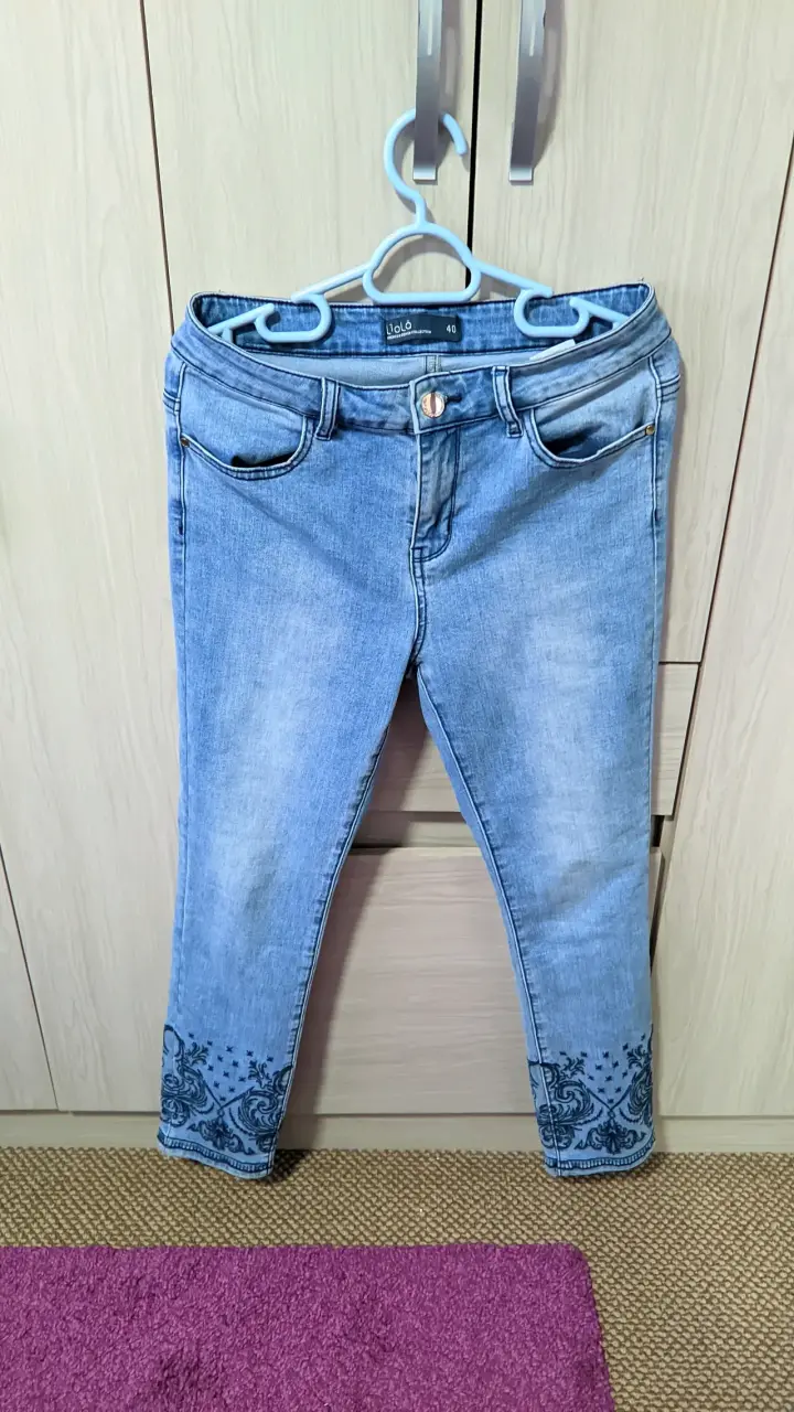Jeans azul con bordado floral Liolá 40 - 1