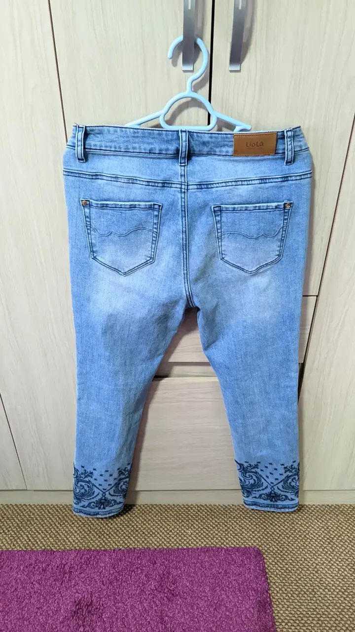 Jeans azul con bordado floral Liolá 40 - 2
