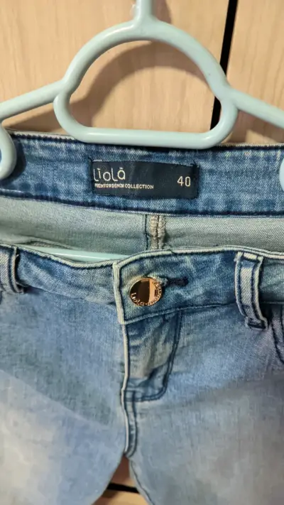 Jeans azul con bordado floral Liolá 40 - miniatura 3