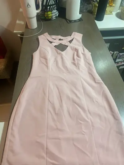 Vestido rosa con diseño frontal - miniatura 1