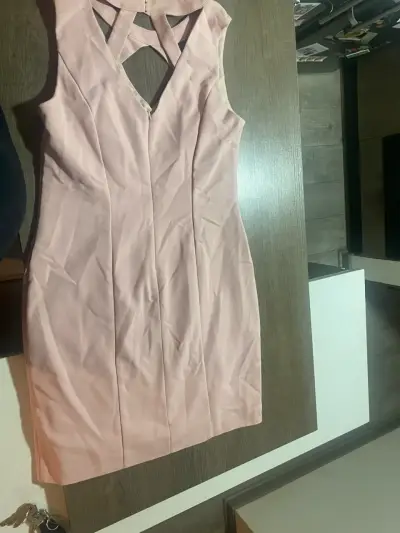 Vestido rosa con diseño frontal - miniatura 2