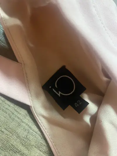 Vestido rosa con diseño frontal - miniatura 3