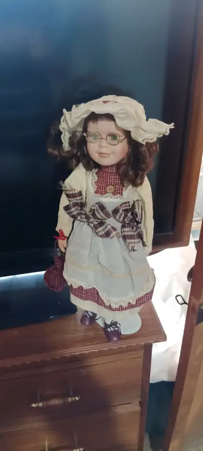 Muñeca de porcelana vintage - miniatura 1