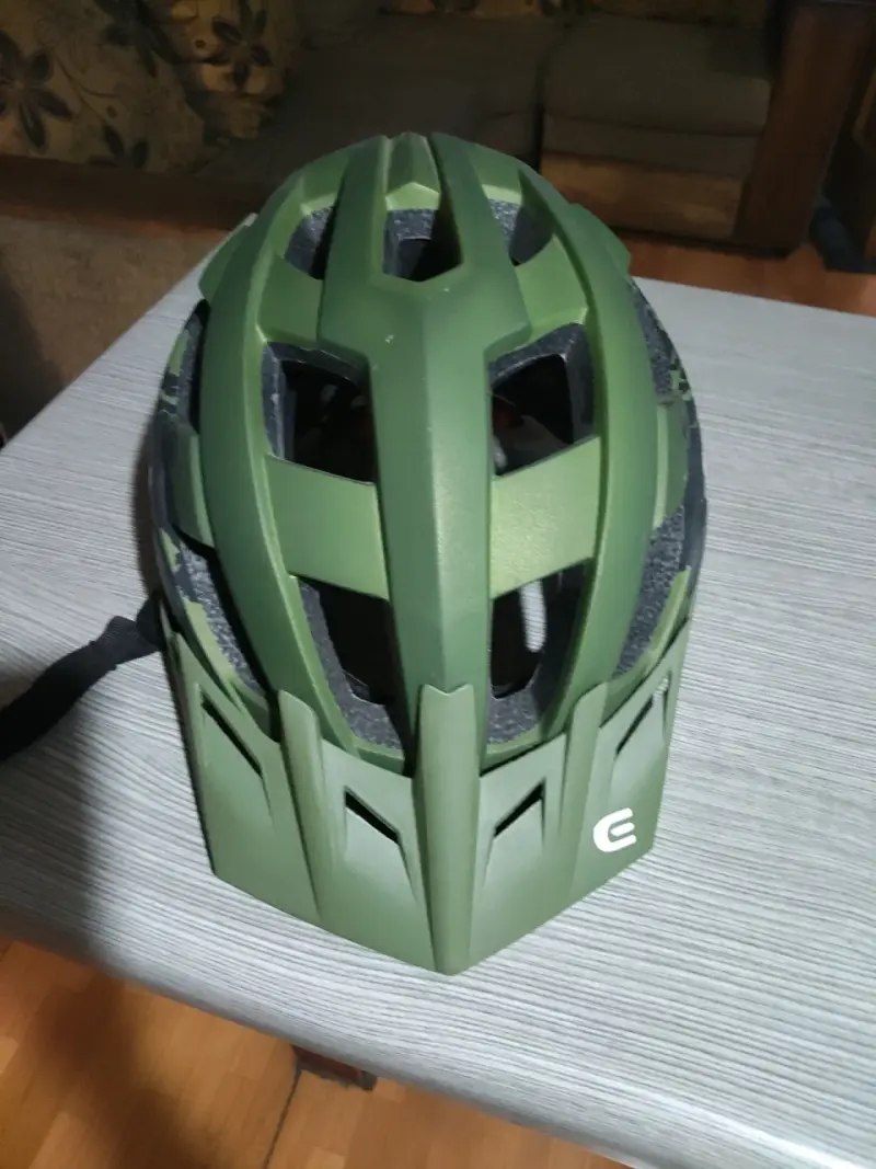 Casco de ciclismo verde - 1
