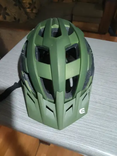 Casco de ciclismo verde - miniatura 1