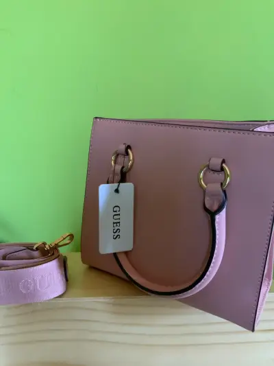 Bolso Guess rosado con monedero - miniatura 2