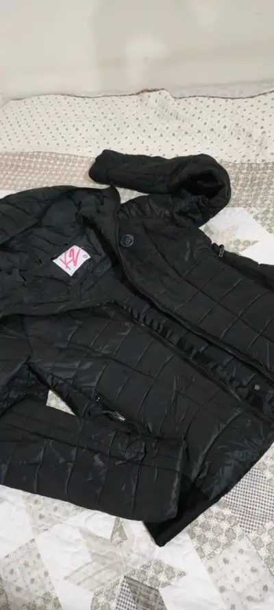 $6.000 Chaqueta acolchada negra - miniatura 3
