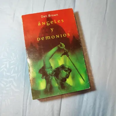 Libro "Ángeles y Demonios" - Dan Brown - miniatura 1