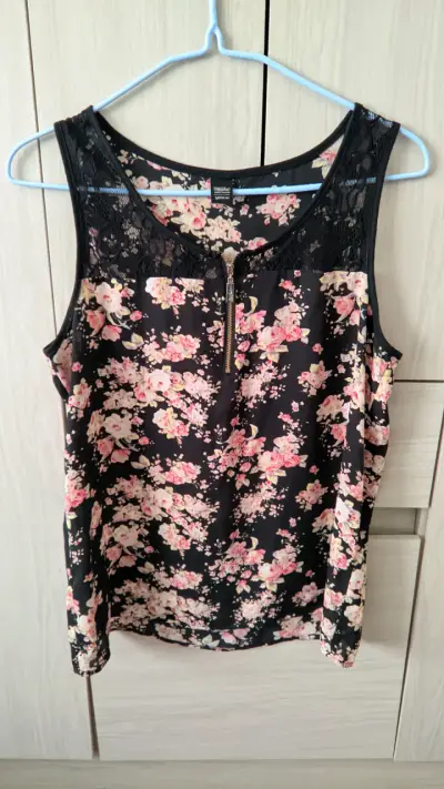 Blusa negra floreada con encaje M - miniatura 1