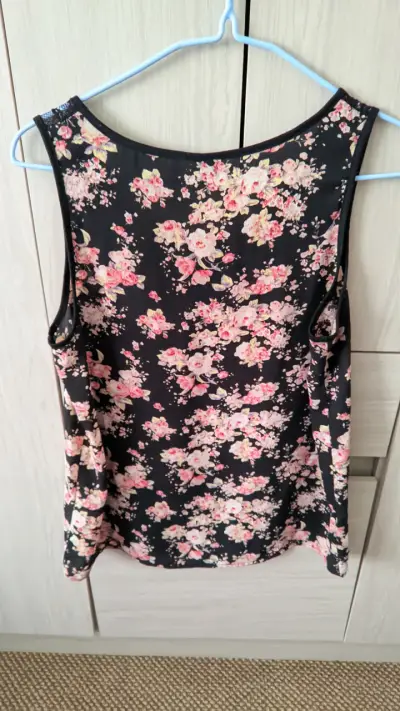 Blusa negra floreada con encaje M - miniatura 2