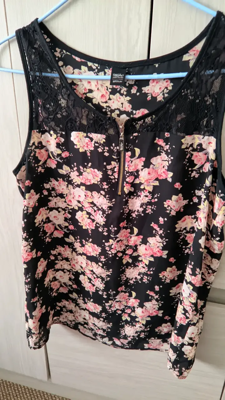 Blusa negra floreada con encaje M - 3