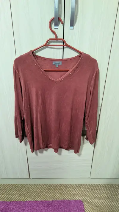 Polera Granate Con Tachas Greenfield S - miniatura 1