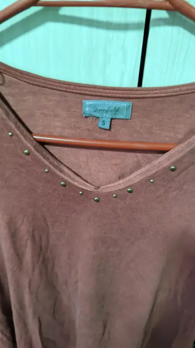 Polera Granate Con Tachas Greenfield S - miniatura 3