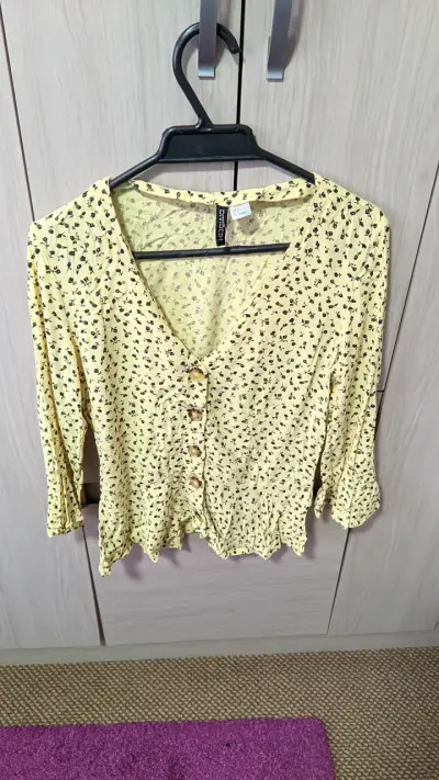 Blusa amarilla con patrón floral Divided 36 - miniatura 1