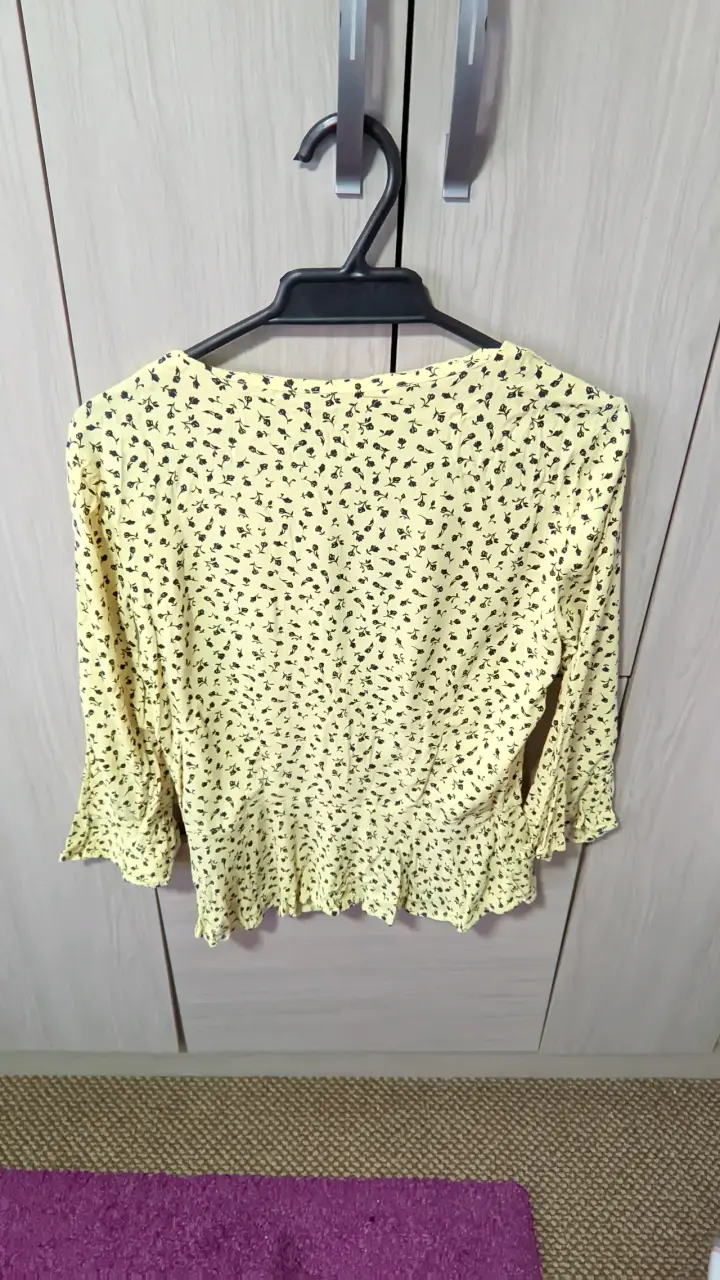 Blusa amarilla con patrón floral Divided 36 - 2