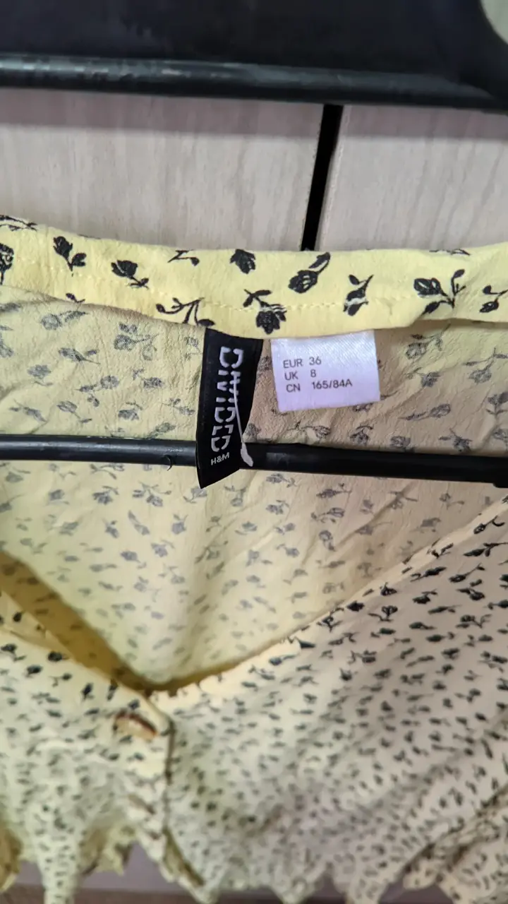 Blusa amarilla con patrón floral Divided 36 - 3