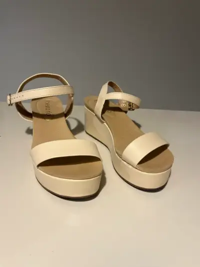 Sandalias beige con plataforma - miniatura 1