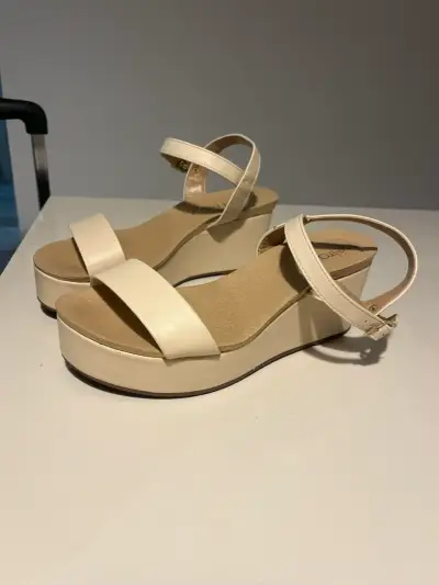 Sandalias beige con plataforma - miniatura 2