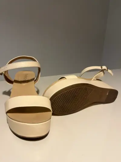 Sandalias beige con plataforma - miniatura 3