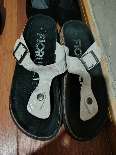 Sandalias blancas con hebilla - miniatura 1