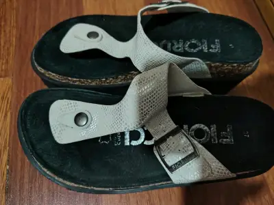 Sandalias blancas con hebilla - miniatura 3