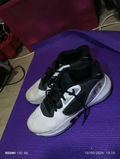 Zapatillas para basket blancas y negras - miniatura 1