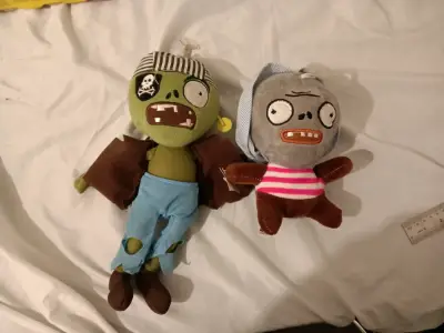 Muñecos zombies de peluche - miniatura 1