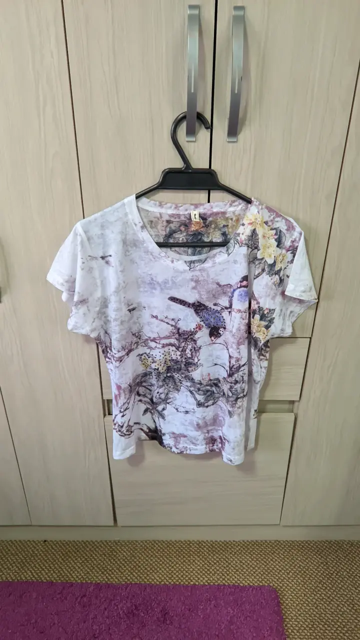 Polera blanca con estampado floral L - 1